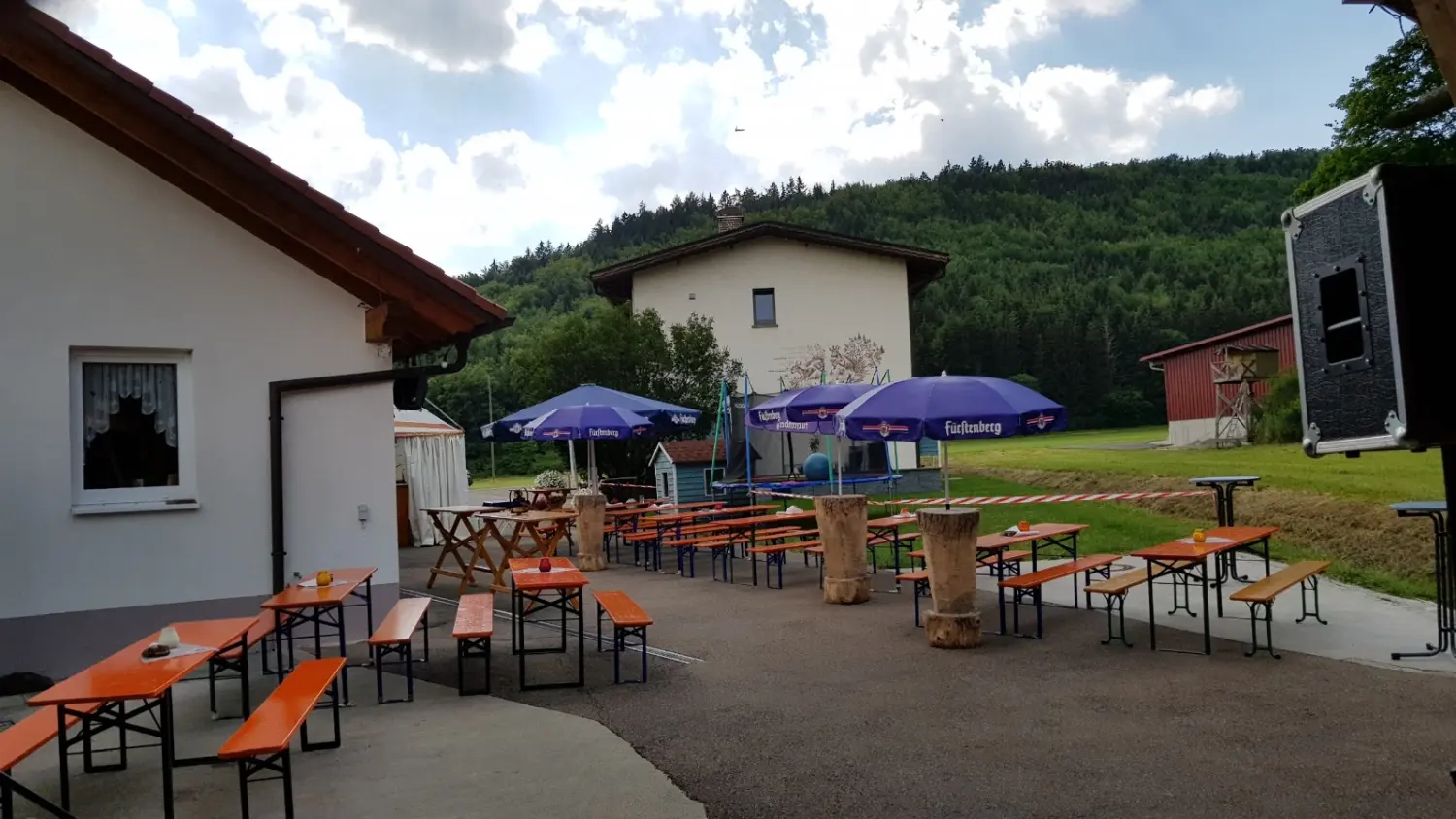 festlich gedeckte Tische von Längestadl