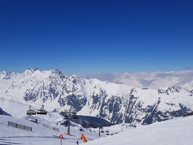 Das Bild zeigt das Skigebiet Shymbulak in Kasachstan. Von Längestadl